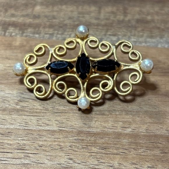 Vintage Jewelry - Gold Tone brooch with black glass & faux pearls